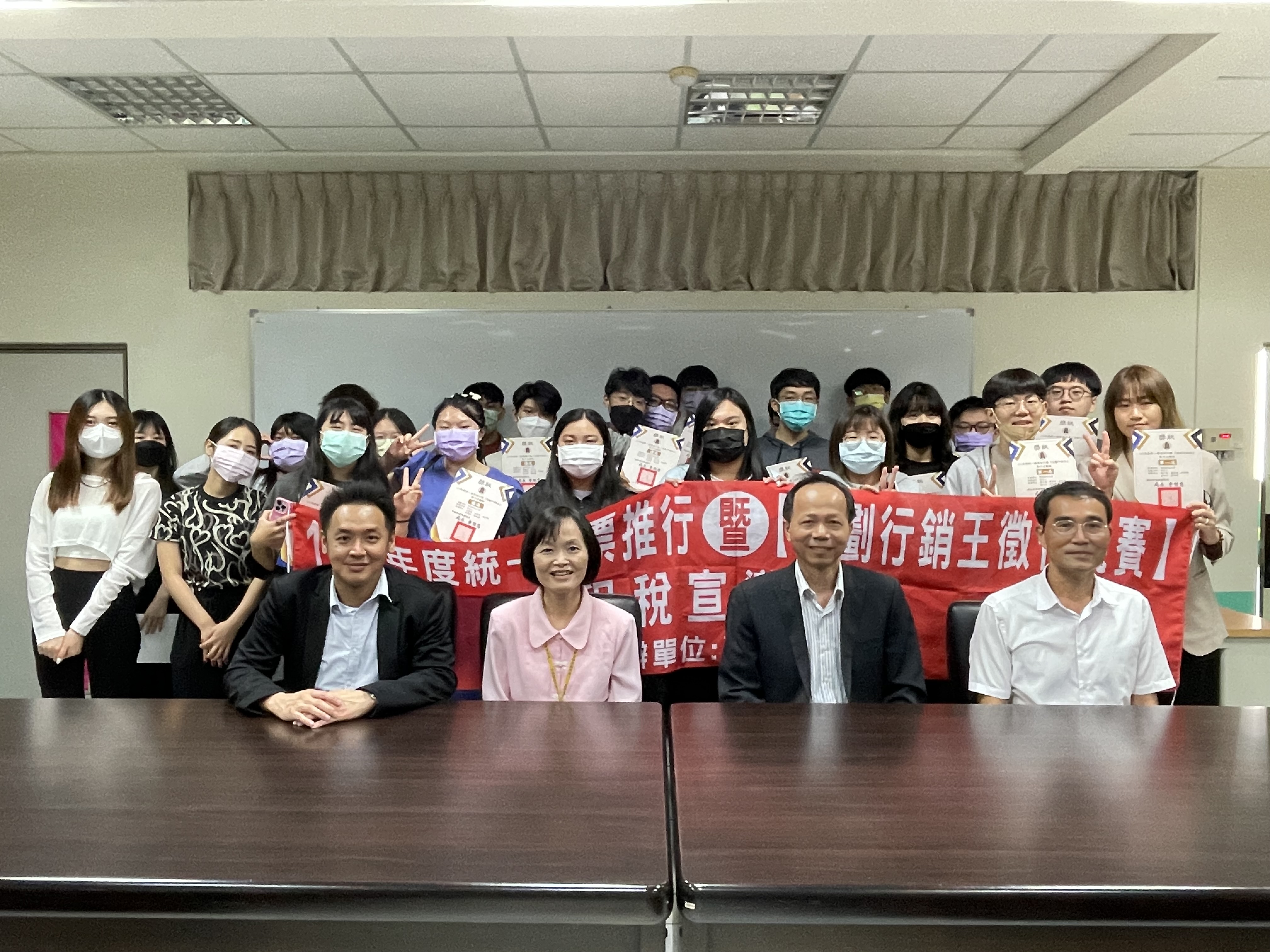樹德科大行銷管理系系主任胡寬裕及獲獎師生合照.jpg